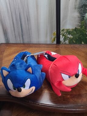 New with tags! Sonic Hedgehog & Knuckles Plush Cozy Slippers Toddler 11/12